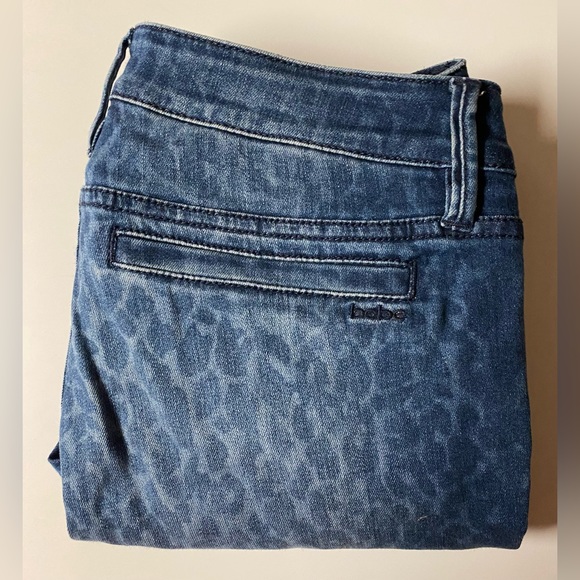 NEW! Women’s bebe Blue Leopard Print Zip Skinny Jeans - Picture 2 of 9